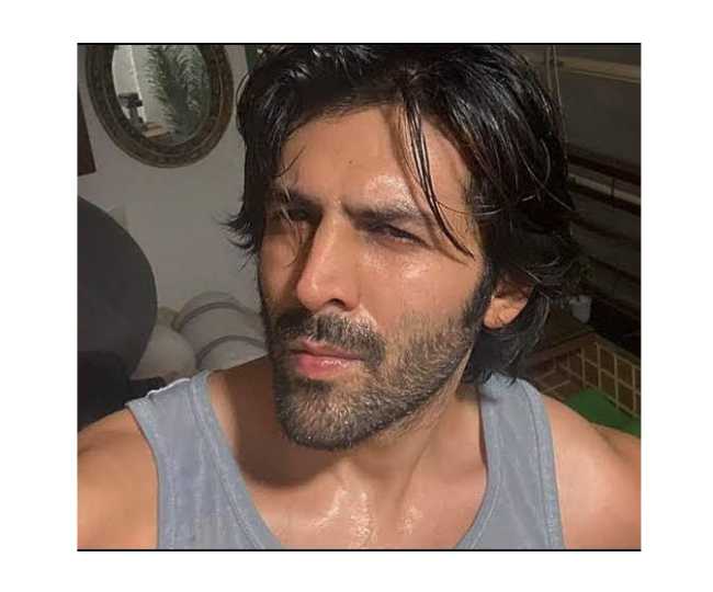Kartik Aaryan shares post workout selfie, Netizens calls him a Snack!